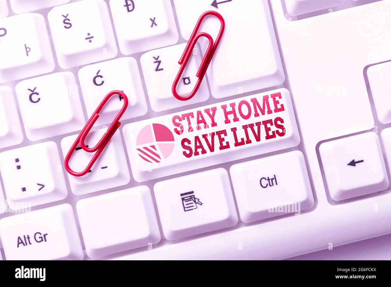 Handschrift Text Stay Home Save Lives. Geschäftskonzept verringert die Anzahl der infizierten Patienten, indem das Haus nicht verlassen Internet Browsing und Online Stockfoto