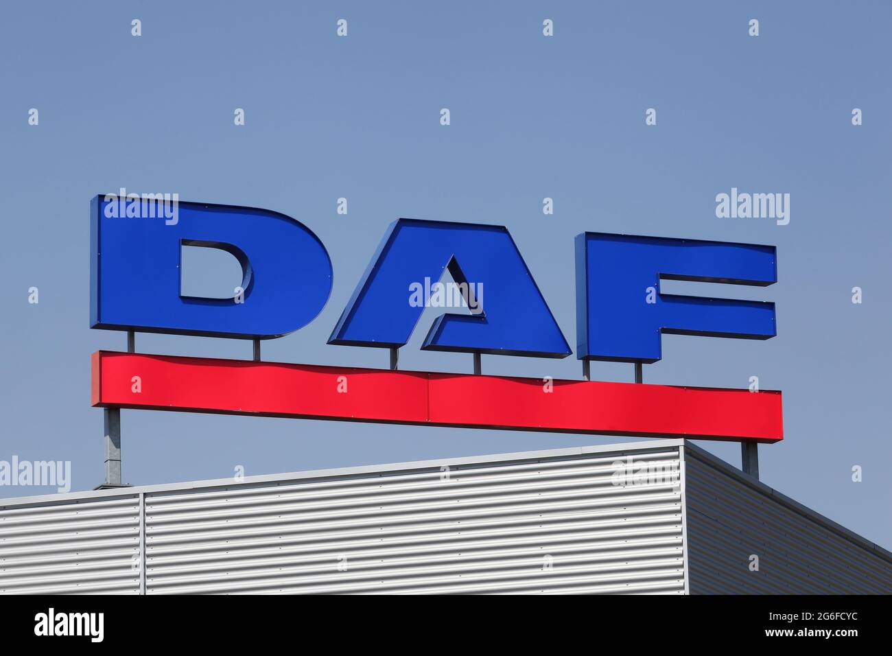 Kolding, Dänemark - 16. August 2020: DAF-Logo auf einem Gebäude. DAF Trucks ist ein niederländisches Lkw-Produktionsunternehmen und ein Geschäftsbereich der Paccar-Gruppe Stockfoto