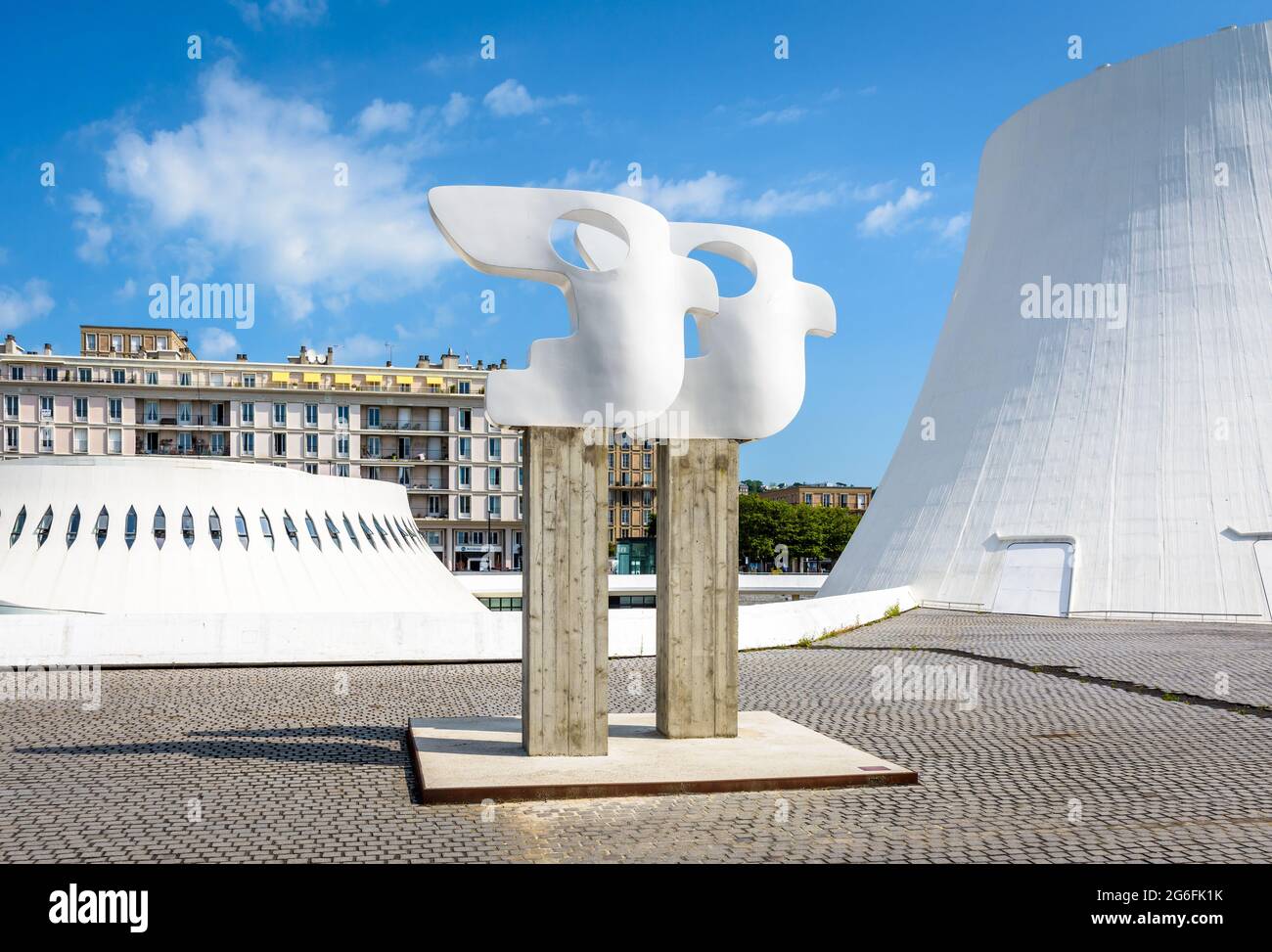 Die Skulptur 'Passaros' von Marianne Peretti im Architekturkomplex Oscar Niemeyer in Le Havre, Frankreich. Stockfoto
