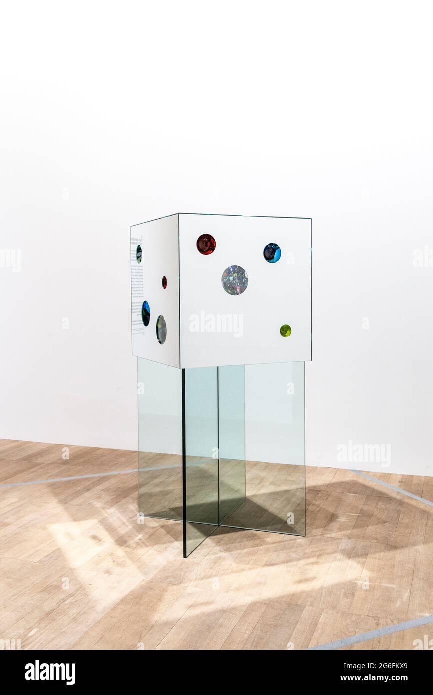 Skulptur „The Universe as Seen from the Stairway of Heaven“ in der Ausstellung Yayoi Kusama Infinity Mirror Rooms 2021 in der Tate Modern, London, Großbritannien Stockfoto