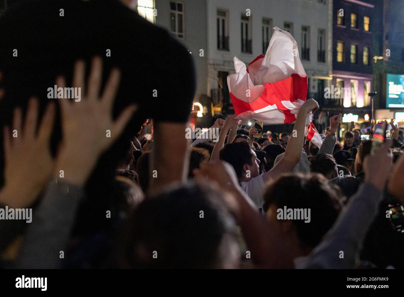 Englische Fußballfans feiern auf dem Leicester Square nach dem Spiel der Euro 2020 England gegen Ukraine, London, 3. Juli 2021 Stockfoto