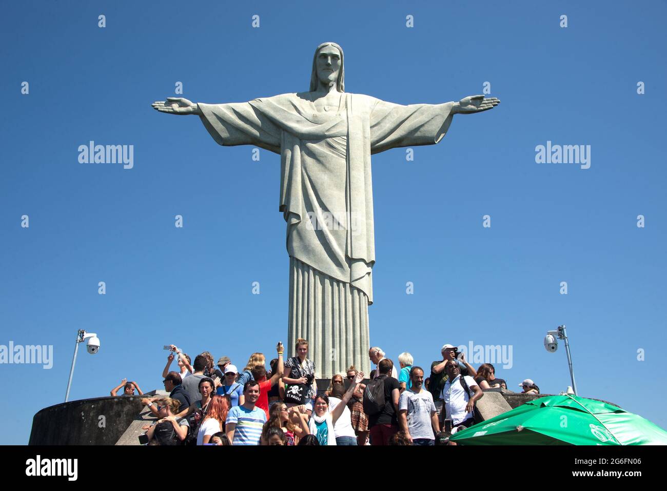 Rio de Janeiro, Cristo Redentor oder Cristo del Corcovado mit Tourits. Brasilien. Stockfoto