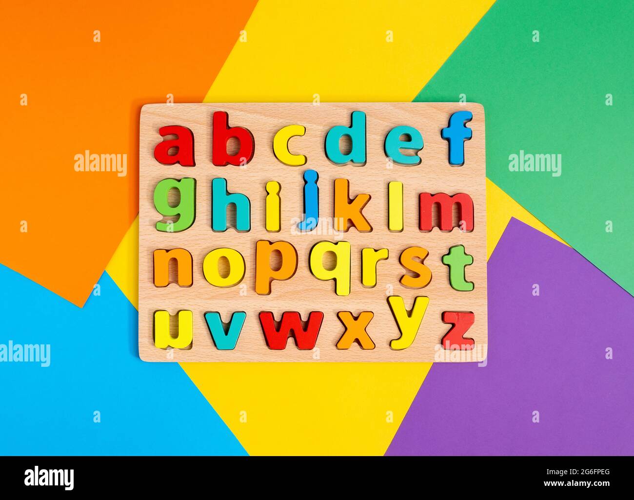 Bunte Buchstaben des englischen Alphabets farbenfroher Hintergrund. Das Konzept der Bildung im Kindergarten und in der Schule. Flach Liegend Stockfoto