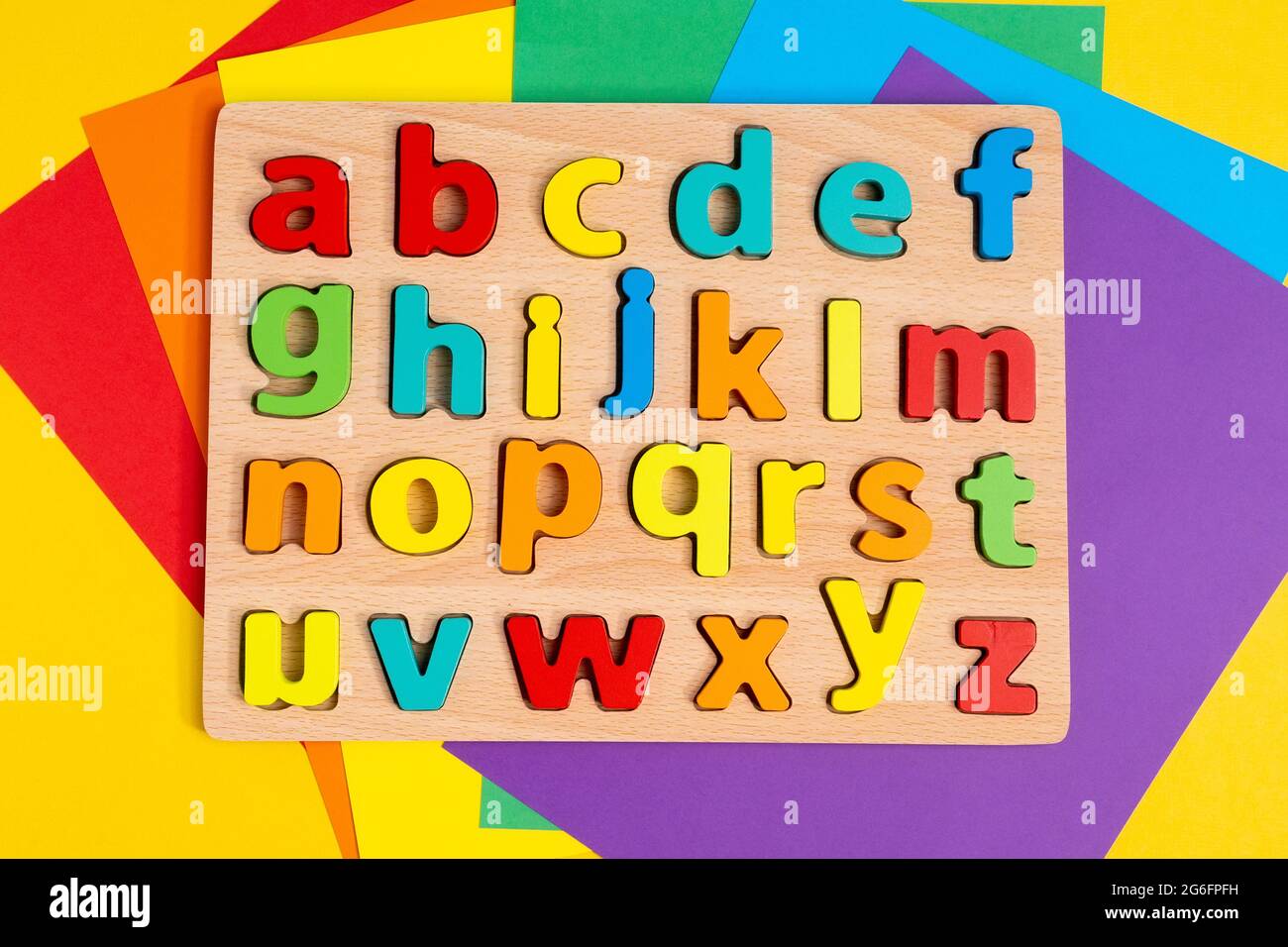 Bunte Buchstaben des englischen Alphabets farbenfroher Hintergrund. Das Konzept der Bildung im Kindergarten und in der Schule. Flach Liegend Stockfoto