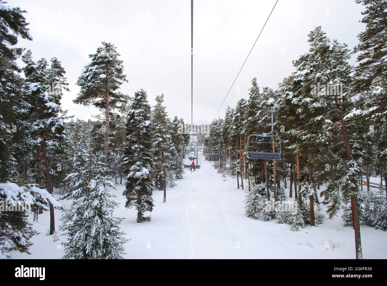 Seilbahnfahrt im Skigebiet. Stockfoto