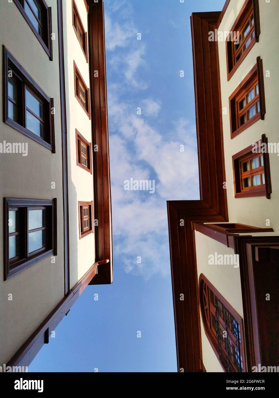 Historische Häuser. Blauer Himmel und weiße Wolken. Stockfoto