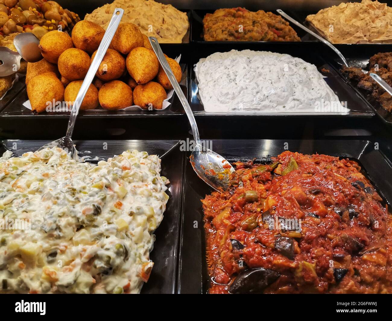 Arten von Vorspeisen auf der Markttheke. Stockfoto