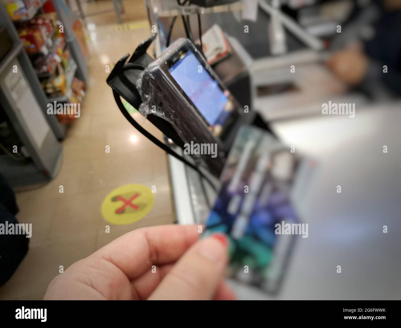 Einkaufen mit einer kontaktlosen Kreditkarte. Stockfoto