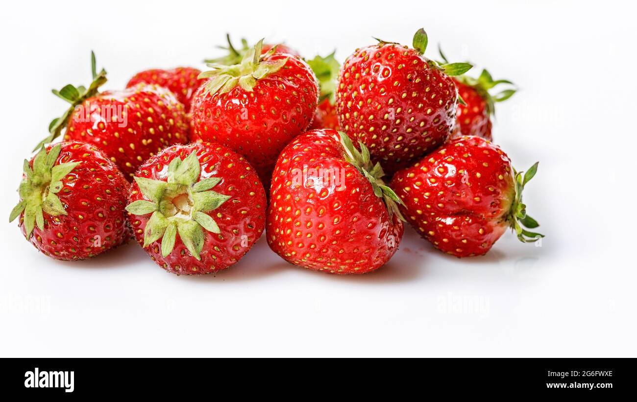 Fotos von Food-Bannern. Süße, saftige Erdbeeren. Gruppieren Sie reife Erdbeeren auf weißem Hintergrund. Bio-Lebensmittel. Saisonales Antioxidans und Detox nutrien Stockfoto