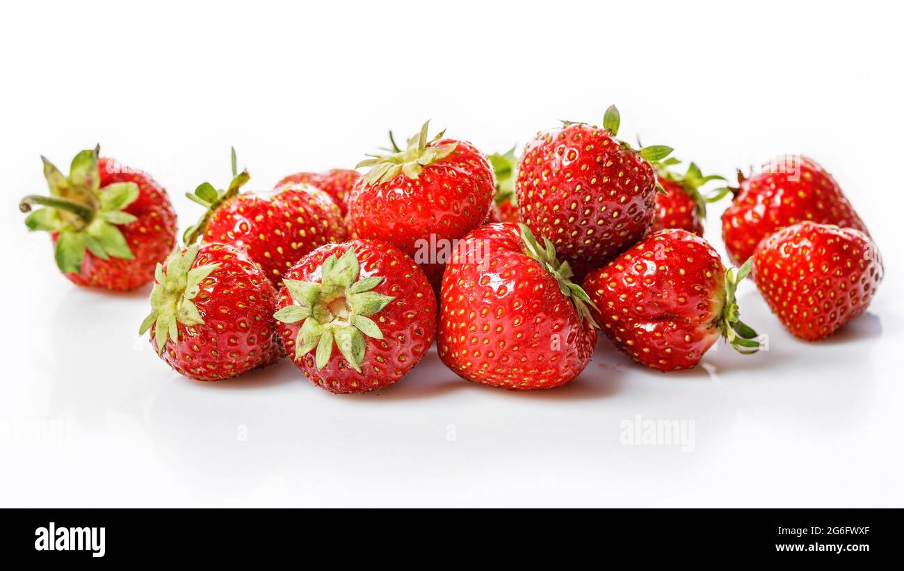 Lebensmittelbanner. Gruppieren Sie süße reife Erdbeeren auf weißem Hintergrund. Bio-Lebensmittel für Bauern. Speicherplatz kopieren. Saisonale antioxidative und entgiftende Nährstoffe. Fettfrei, Stockfoto