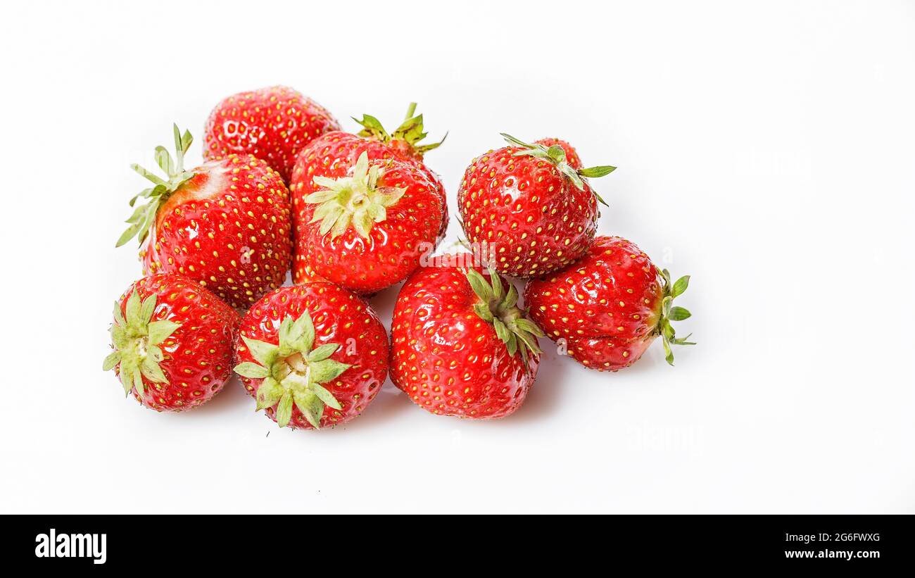 Lebensmittelbanner. Gruppieren Sie reife Erdbeeren auf weißem Hintergrund. Süße, saftige Erdbeeren. Bio-Lebensmittel. Speicherplatz kopieren. Saisonales Antioxidans und Detox nutrien Stockfoto
