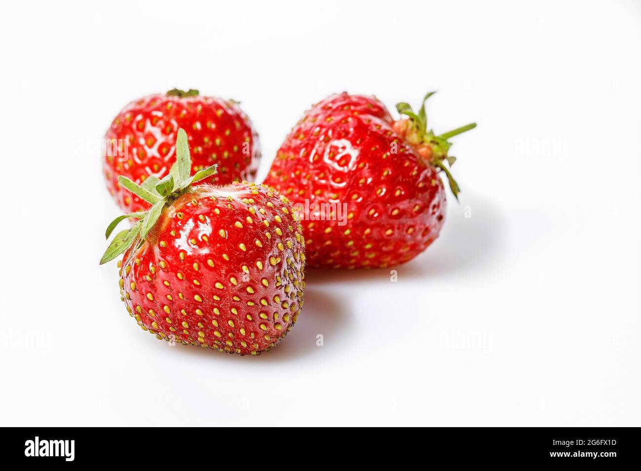Süße, saftige Erdbeeren. Gruppieren Sie reife und leckere Erdbeeren auf weißem Hintergrund. Bio-Lebensmittel für Landwirte. Speicherplatz kopieren. Saisonales Antioxidans und Detox nu Stockfoto