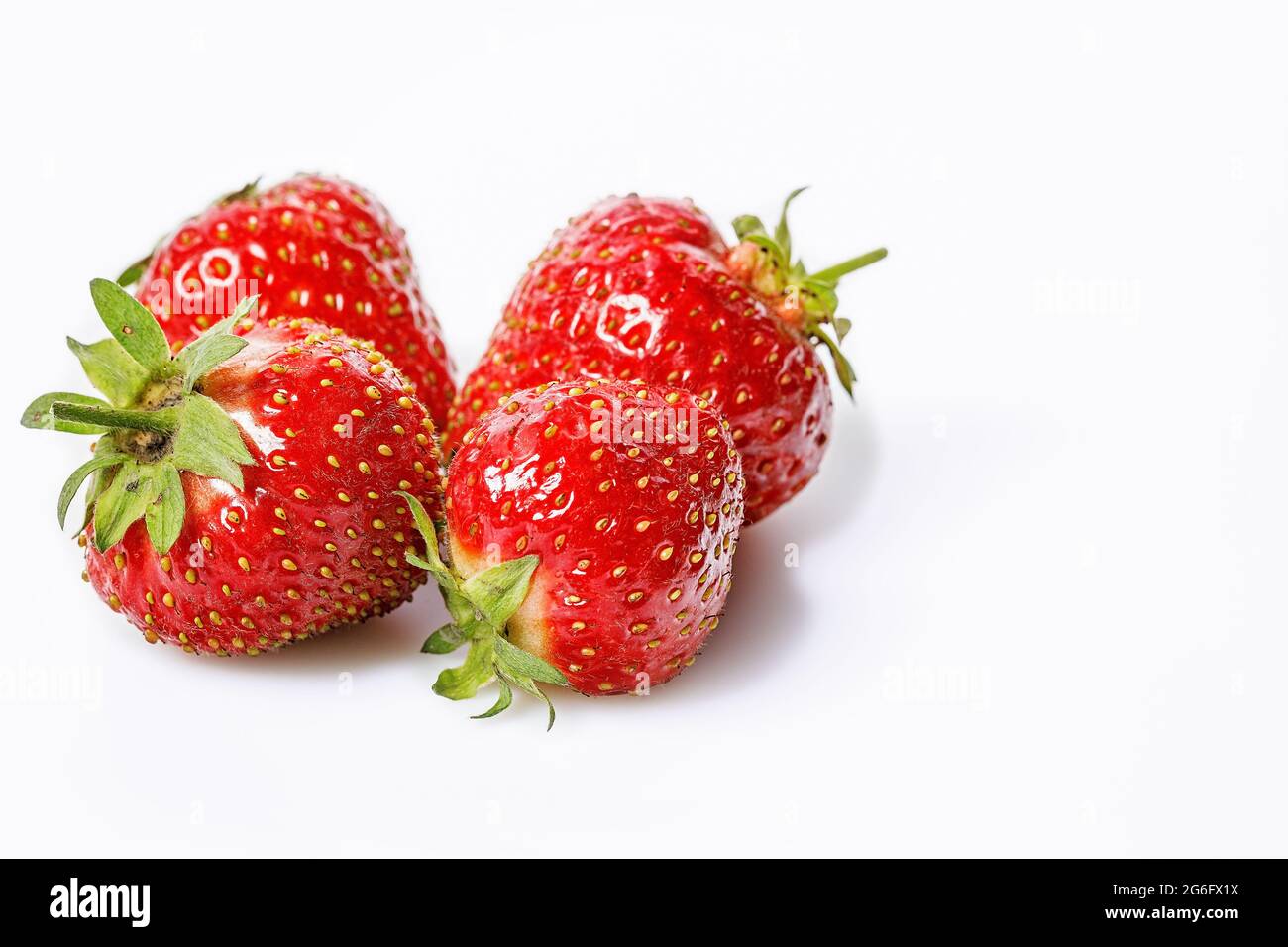 Nahaufnahme von reifen und leckeren Erdbeeren auf weißem Hintergrund. Süße rote, saftige Erdbeeren. Bio-Bauern fettfreie, kalorienarme Lebensmittel. Speicherplatz kopieren. Meere Stockfoto