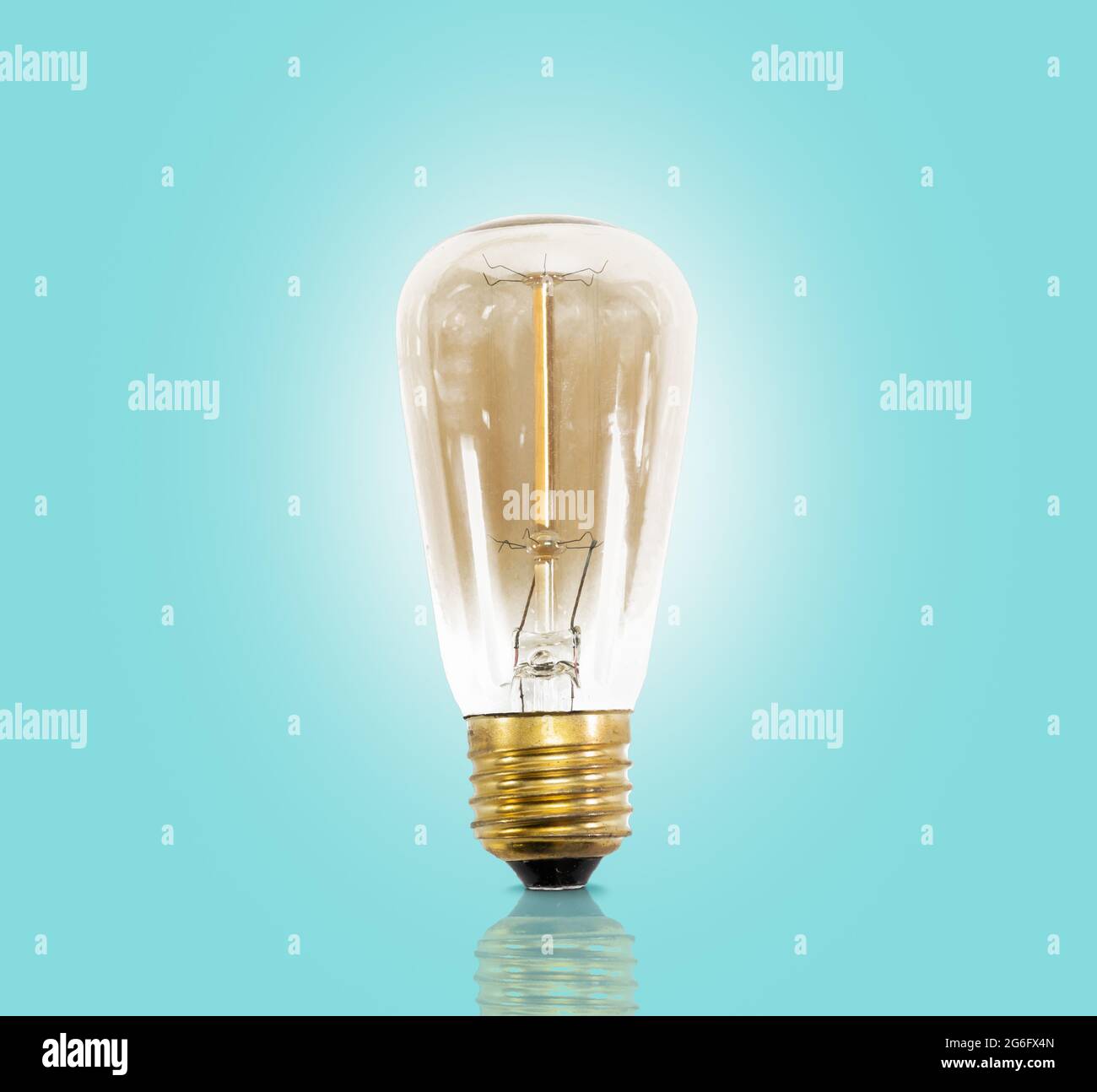 Vintage LED-Glühbirne auf pastellblauem Hintergrund. Stockfoto