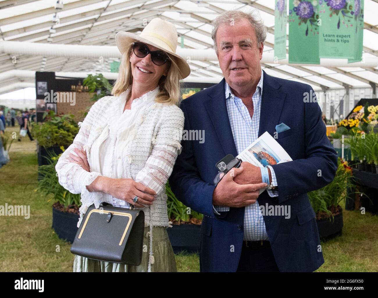 Jeremy Clarkson und seine Freundin Lisa Hogan beim Hampton Court Palace Garden Festival. Sie erscheint auf 'Farm' über Didddly Squat Farm. Stockfoto
