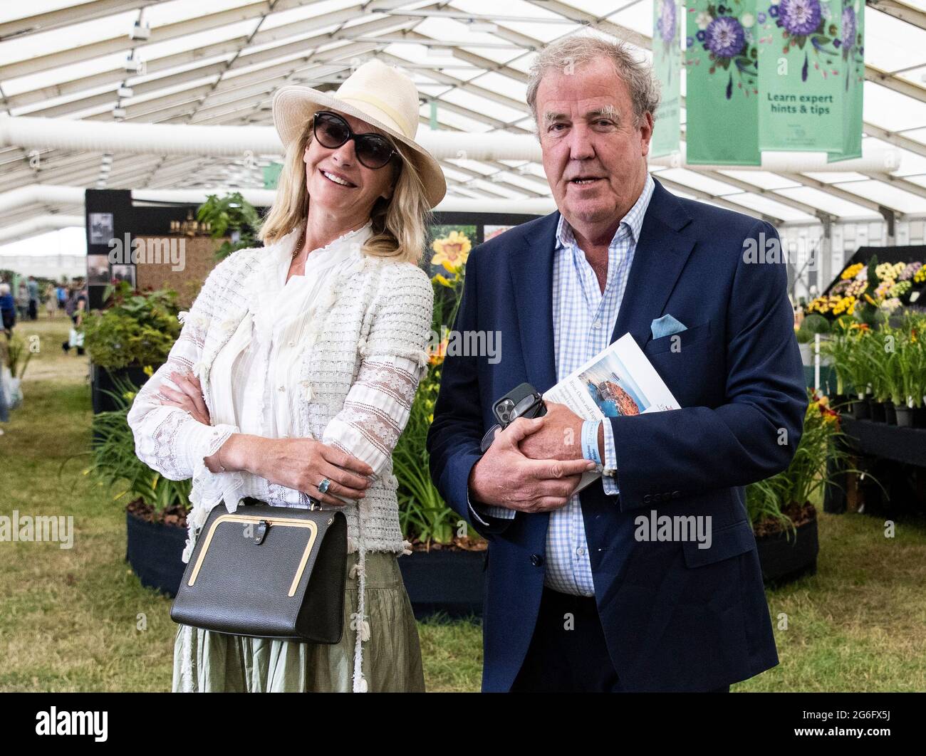 Jeremy Clarkson und seine Freundin Lisa Hogan beim Hampton Court Palace Garden Festival. Sie erscheint auf 'Farm' über Didddly Squat Farm. Stockfoto