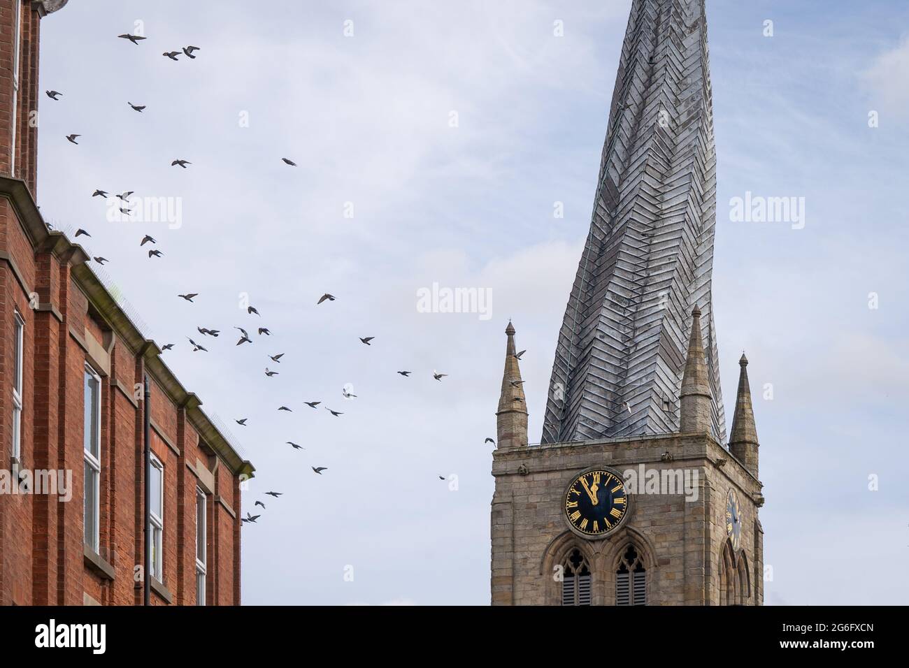 Chesterfield St Marys Church Crooked Kirchturm in Derbyshire am Sommertag. Schiefer Turm des religiösen Gebäudes. Marktstadt, blauer Himmel und alt Stockfoto