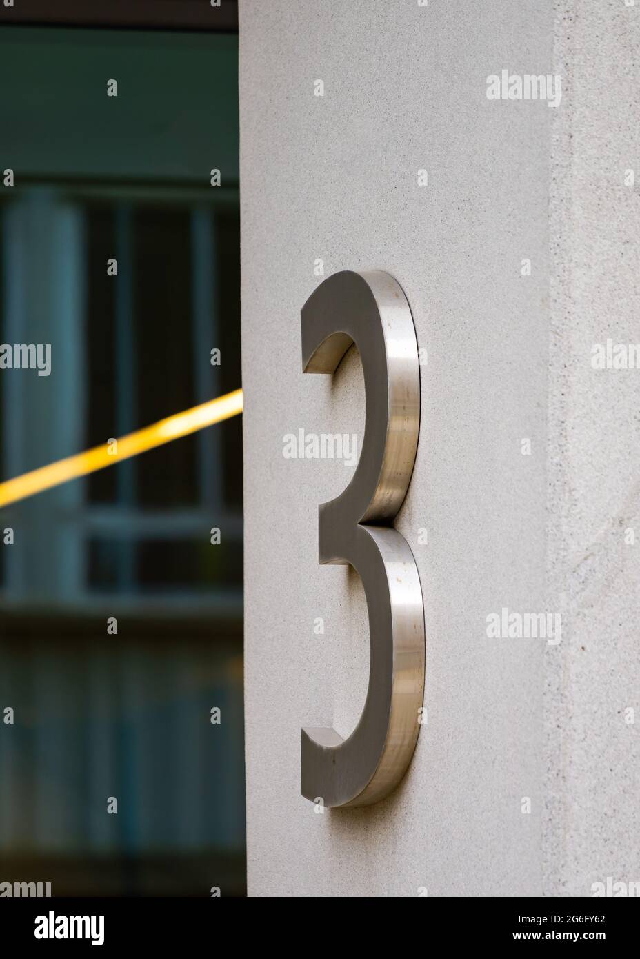 Nummer drei Text isoliert 3D numerisch 3 aus Edelstahl Chrom Metall glänzend und modern. Dreidimensionales Symbol, das auf einer Betonsäule montiert ist. Stockfoto