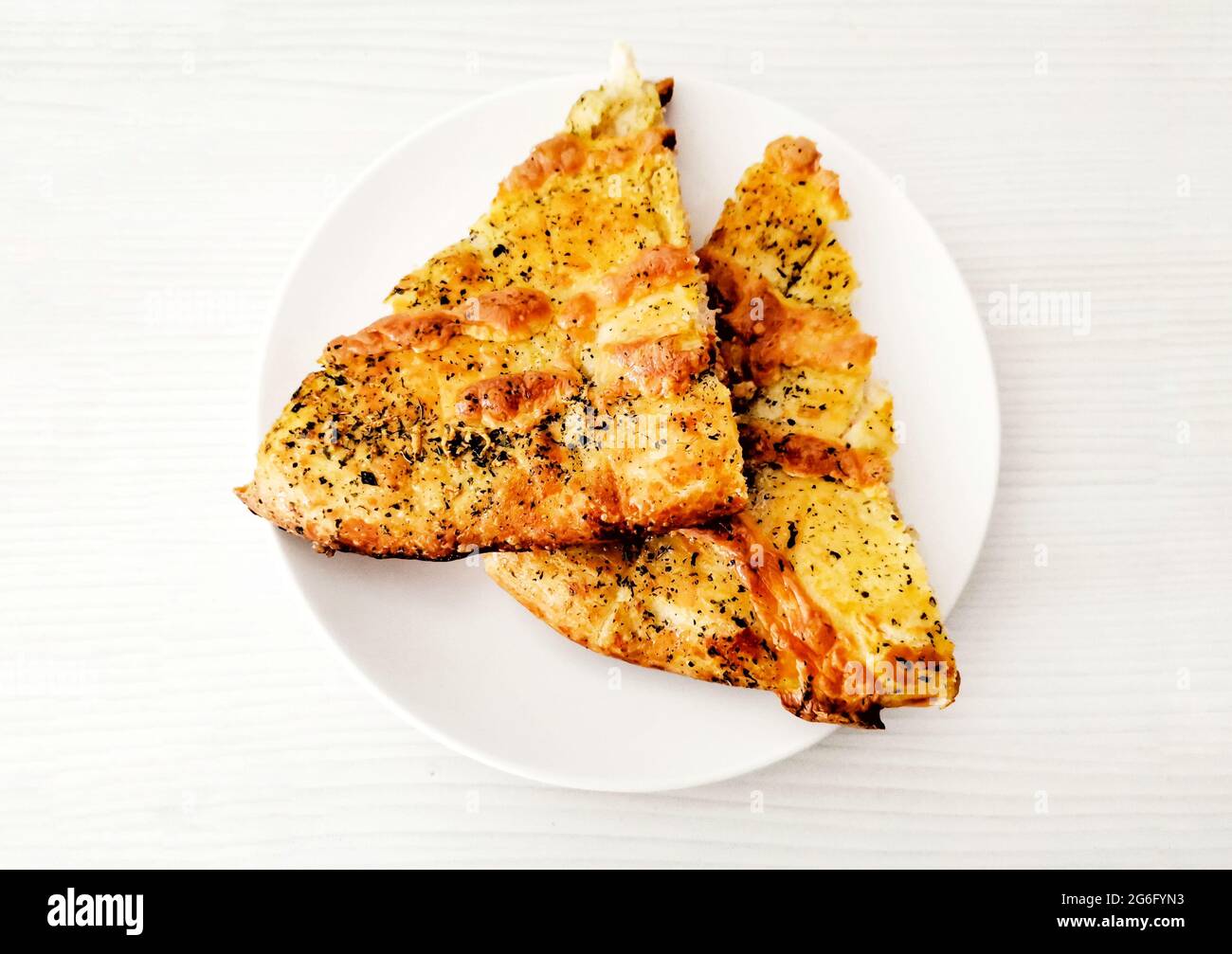 Zwei Scheiben Pizza. Stockfoto
