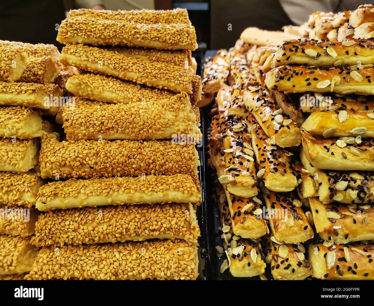 Cookie. Brezel. Sticks mit Sesamsamen und Sonnenblumenkernen. Stockfoto