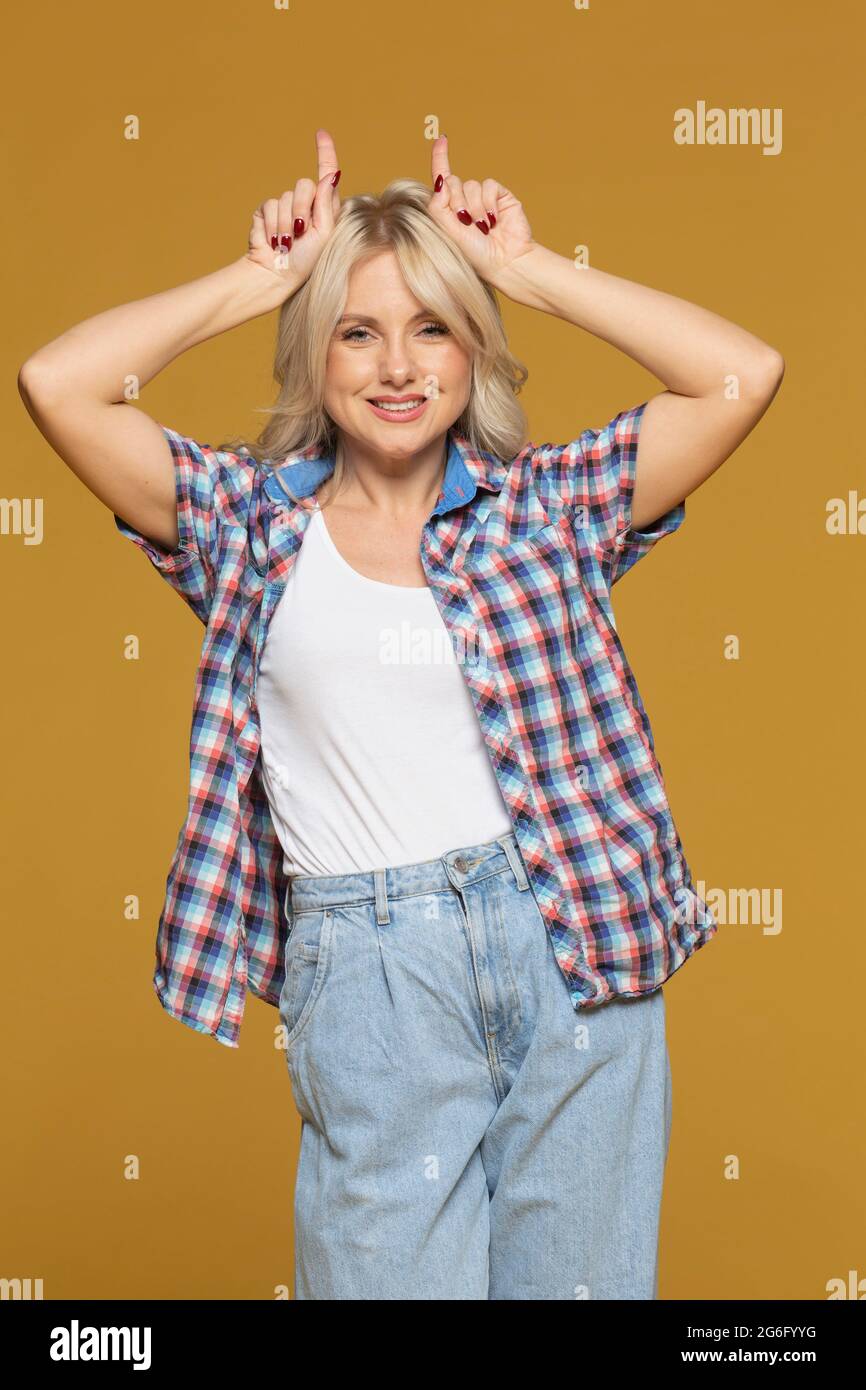 Studio Portrait verspielte Frau mit Hörnern Stockfoto