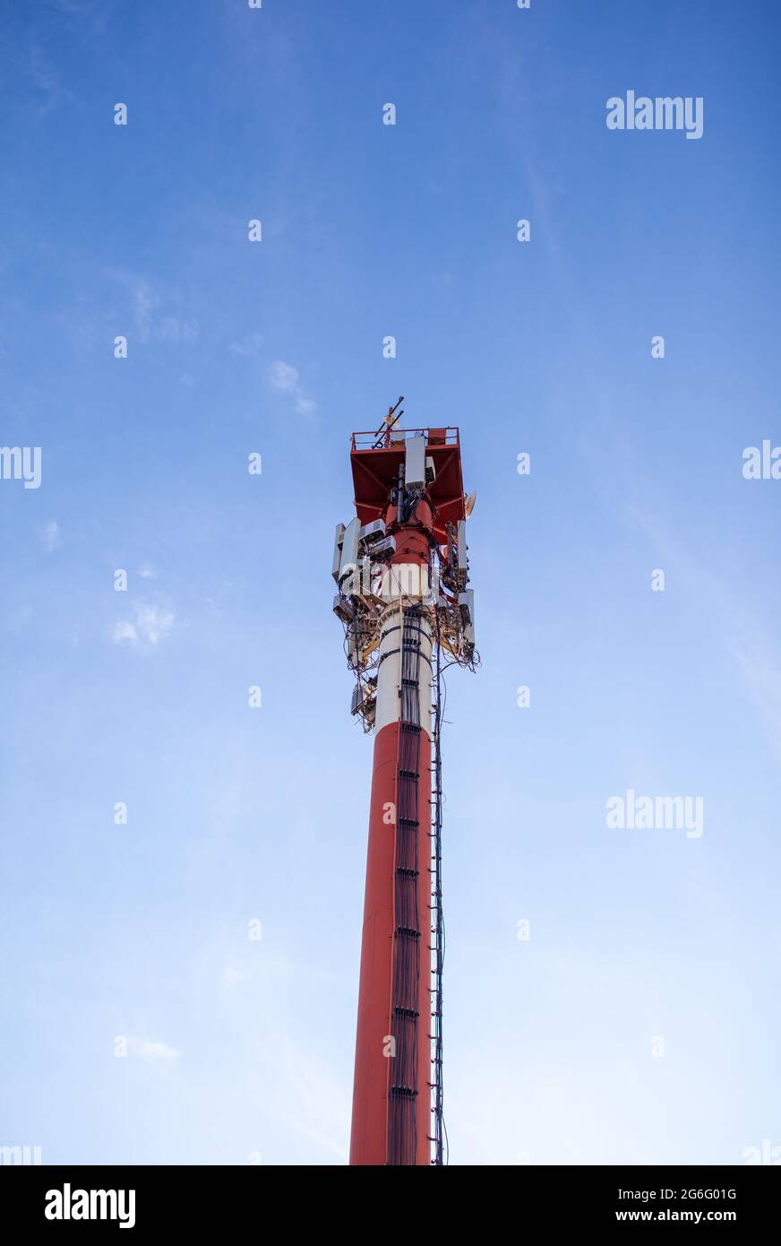 Technologie auf der Oberseite der Telekommunikation GSM 5G, 4G, 3G Tower.Mobilfunk-Antennen auf einem Gebäudedach.Telecommunication Mast TV-Antenne Stockfoto