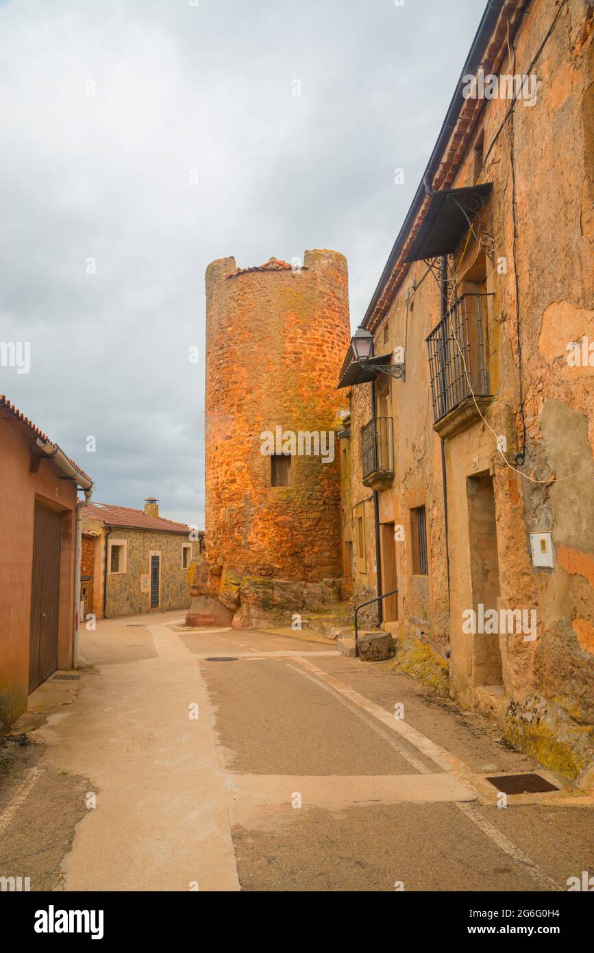 Straße und mittelalterlicher Turm. Montejo de Tiermes, Provinz Soria, Castilla Leon, Spanien. Stockfoto