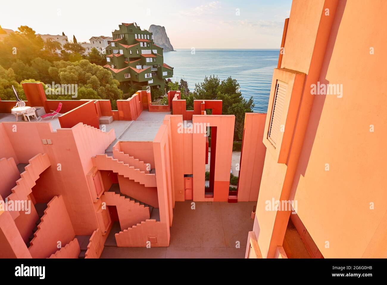 Geometrisches rotes Gebäudedesign. Die rote Mauer, La manzanera. Calpe, Spanien Stockfoto