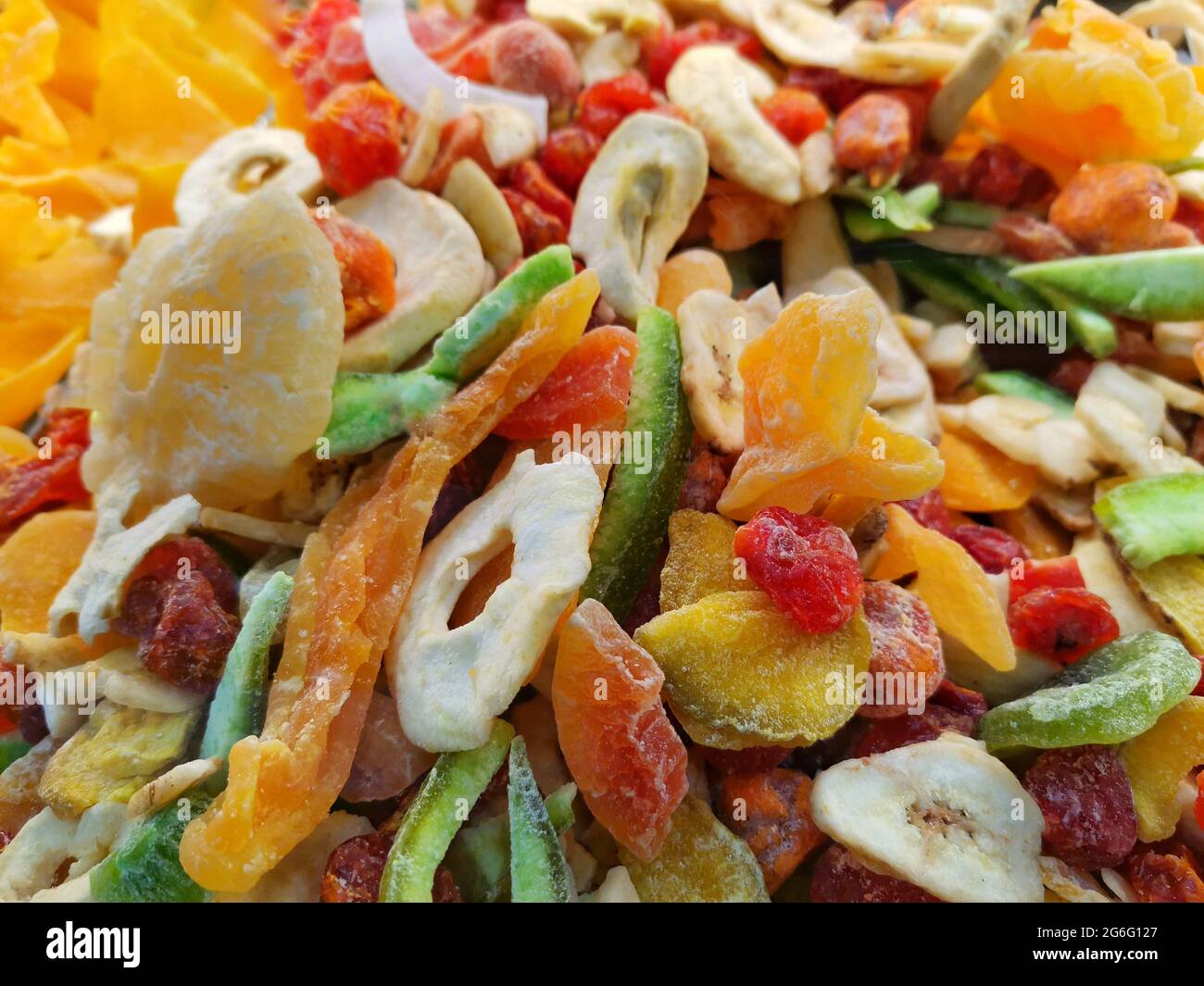 Nahaufnahme trockener tropischer Früchte. Hintergrund von trockenen tropischen Früchten und Detailaufnahmen. Stockfoto