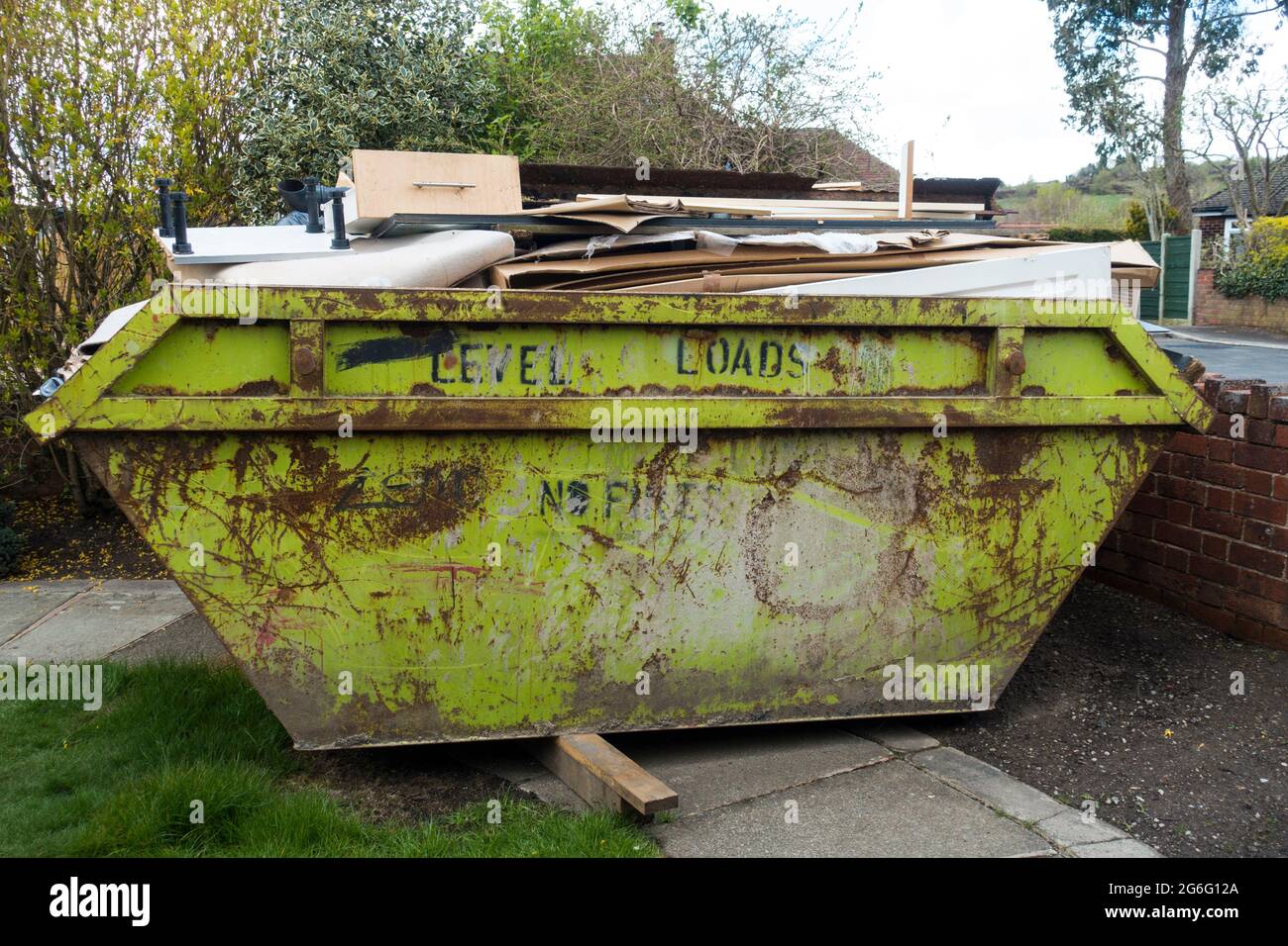 Überlasteter Skip, England, Großbritannien. Stockfoto