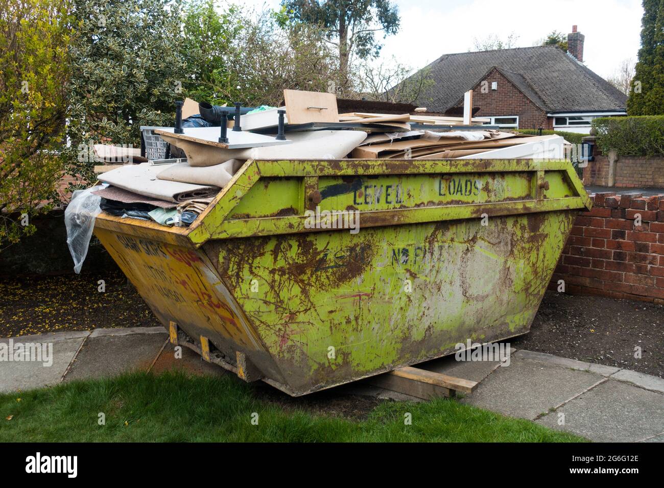 Überlasteter Skip, England, Großbritannien. Stockfoto