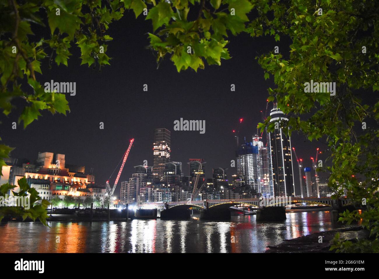 Blick auf Vauxhall Cross, London mit schöner Einfassung von den Bäumen. Stockfoto