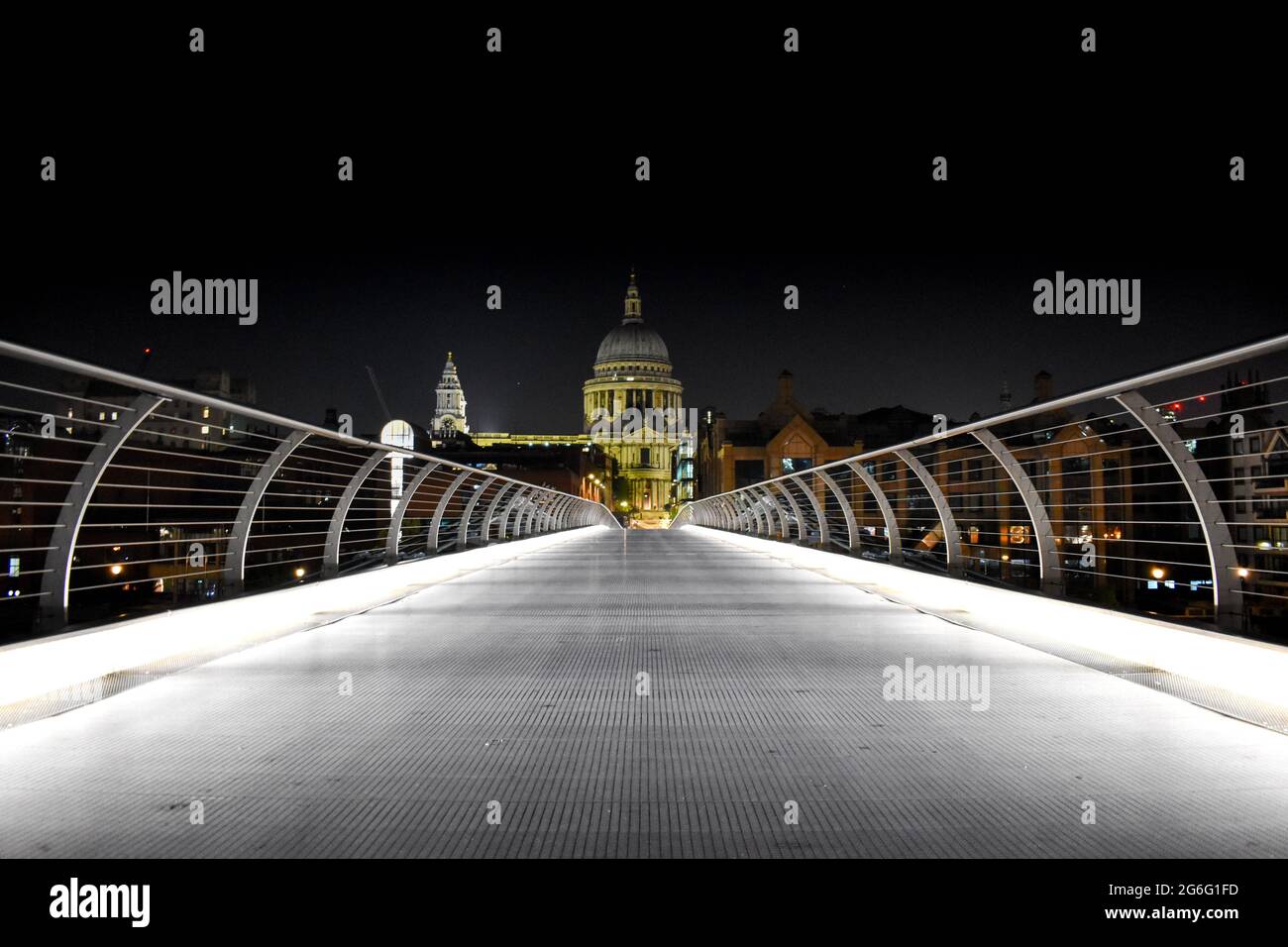 Blick auf die St. Paul's Cathedral am Ende der Millennium Bridge. Stockfoto