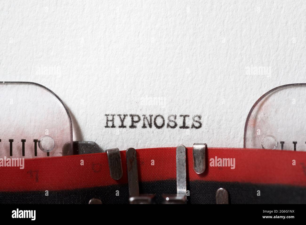 Das Wort Hypnose mit einer Schreibmaschine geschrieben. Stockfoto