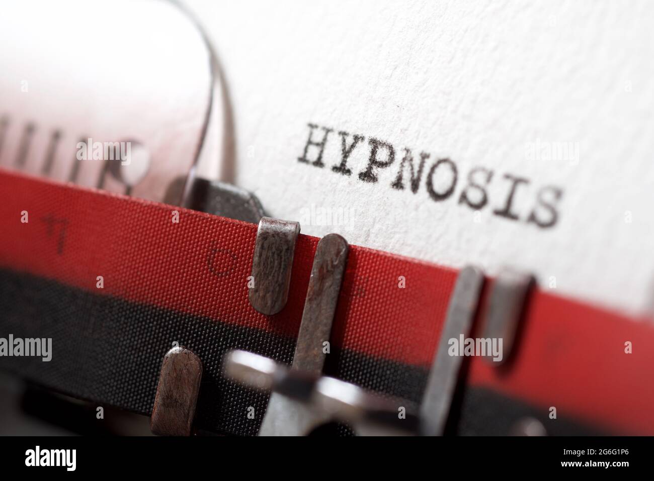 Das Wort Hypnose mit einer Schreibmaschine geschrieben. Stockfoto