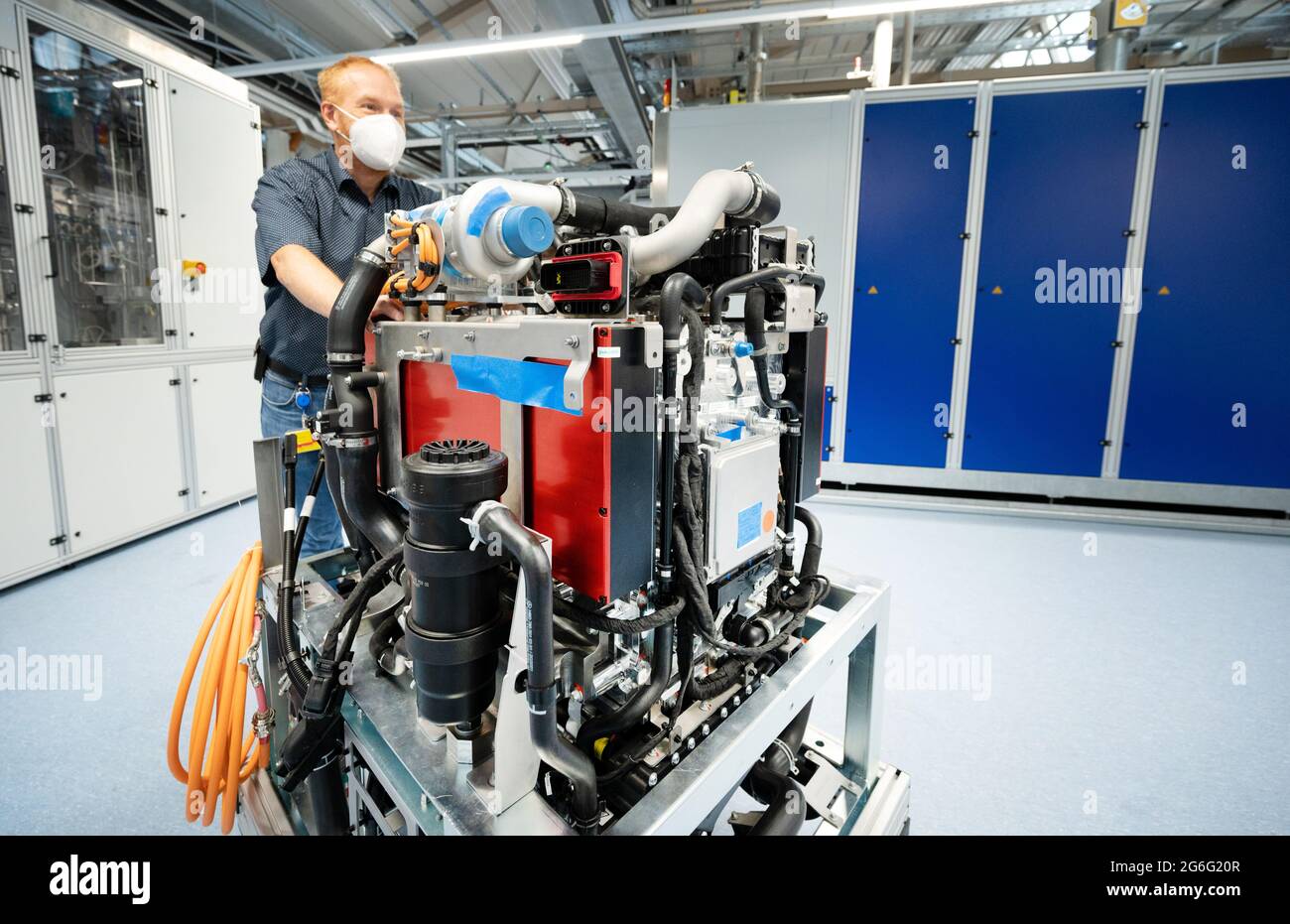 Kirchheim Unter Teck, Deutschland. Juli 2021. Ein Mitarbeiter der Firma Cellcentric schiebt in der Entwicklungsabteilung einen Prototyp eines Brennstoffzellensystems für den Schwerlasttransport. Cellcentric ist ein Unternehmen von Daimler und Volvo für die Entwicklung und Produktion von Brennstoffzellen. (To dpa: 'Hunderte Millionen für Wasserstoff- und Brennstoffzellentechnologie') Quelle: Bernd Weißbrod/dpa/Alamy Live News Stockfoto