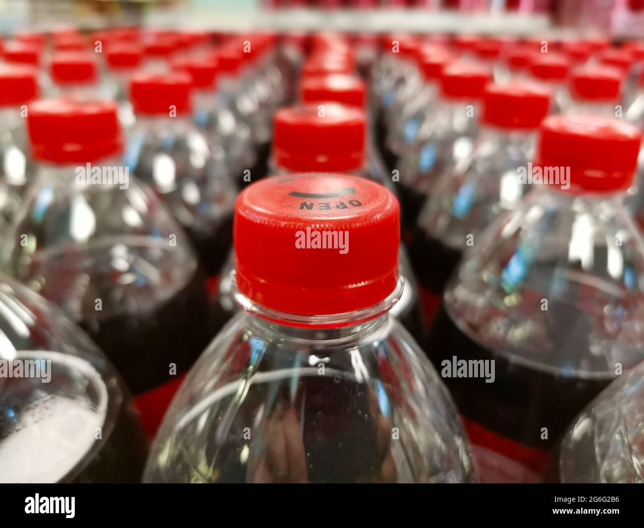 Getränke im Lebensmittelgeschäft. Red Cap-Getränke. Sequenzielle Getränke im Regal. Stockfoto