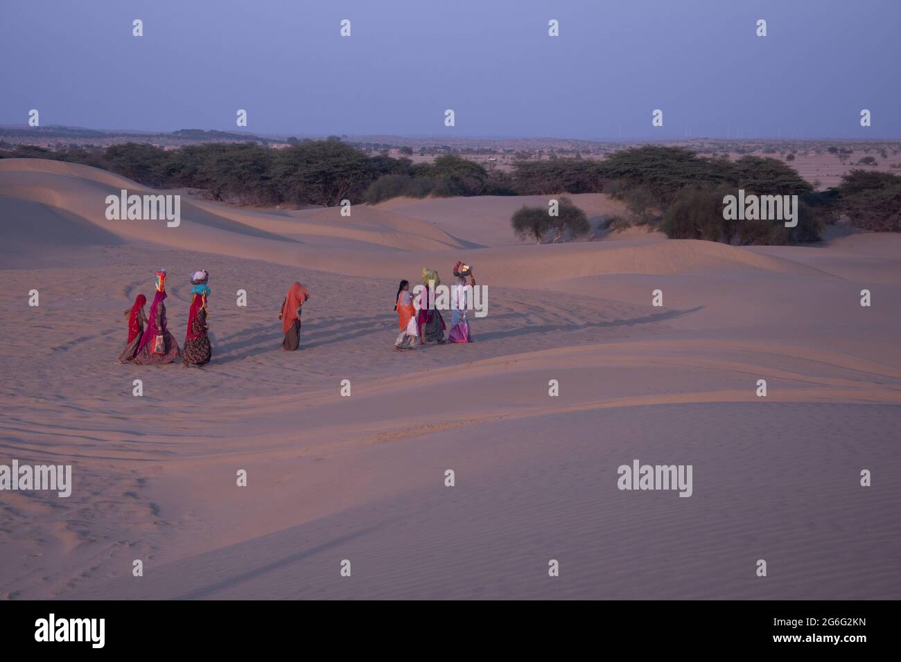 Lokale Rajathani Frauen Menschen zu Fuß auf den Sanddünen in Khuri, Rajasthan, Indien Stockfoto