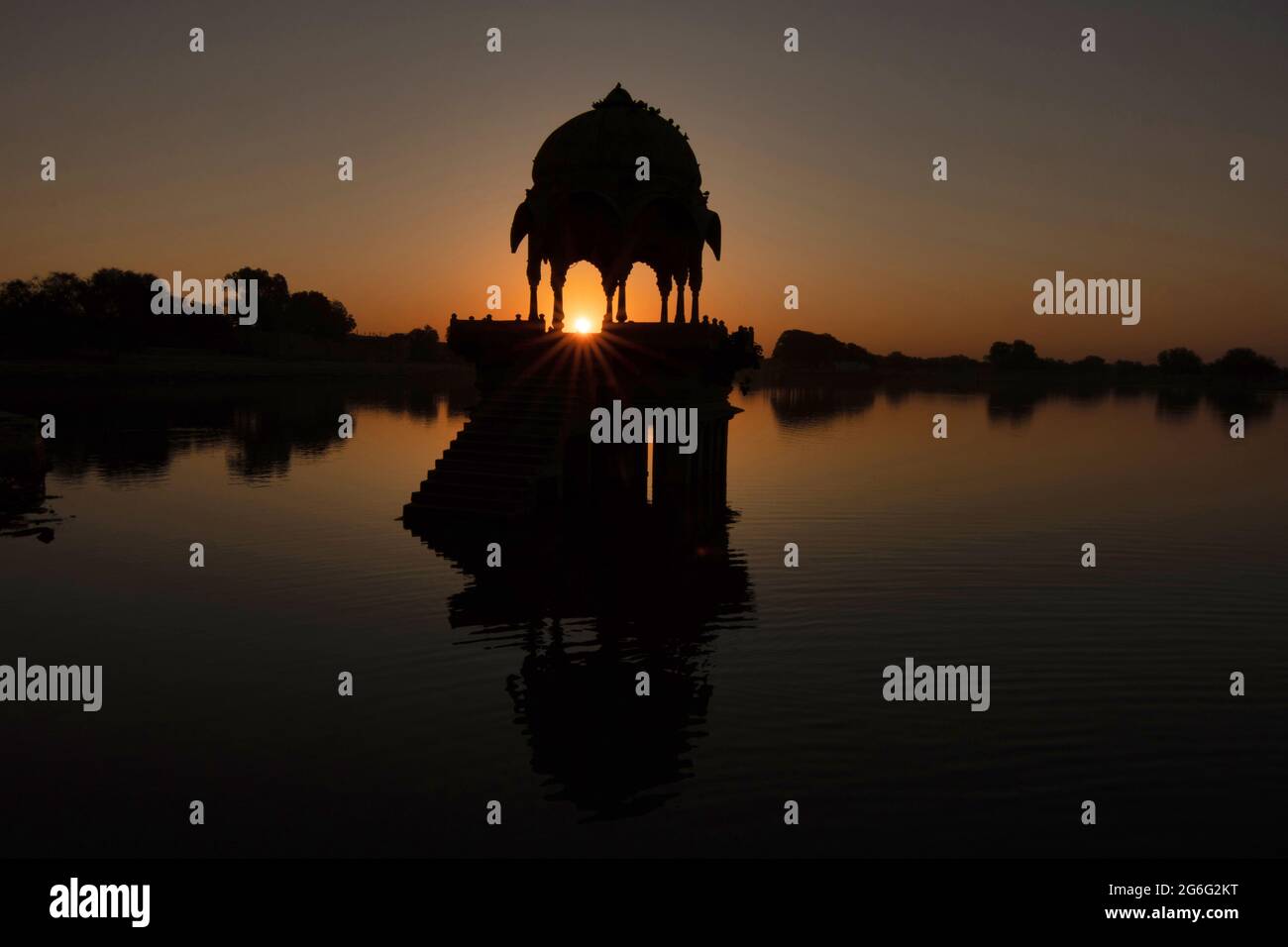 Sun Rise in Temple at Gadisar Lake auch Gadsisar Lake, Jaisalmer Bezirk des indischen Staates Rajasthan, Indien genannt Stockfoto