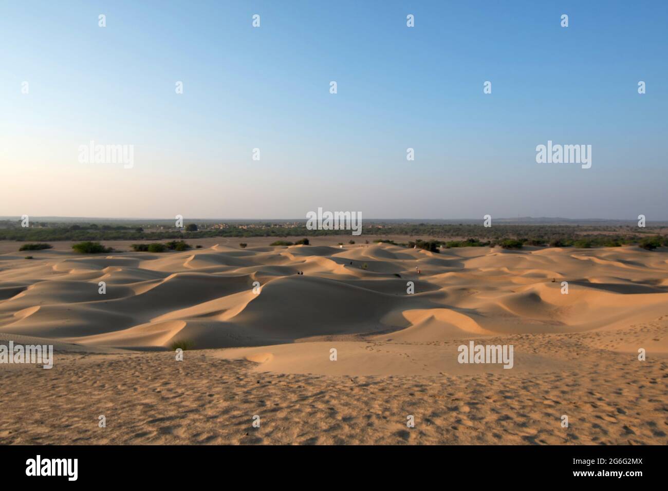 Berühmte Sanddünen bei Khuri ist ein kleines Dorf etwa 50 km südwestlich von Jaisalmer in Rajasthan, Indien Stockfoto