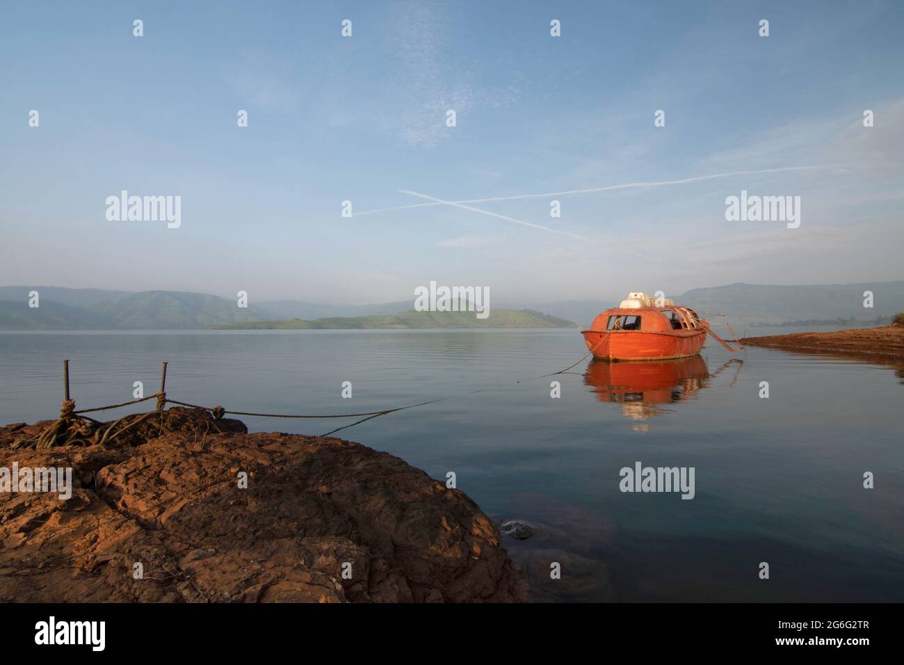 Angedocktes Boot am Urumuri See Satara, Maharastra, Indien Stockfoto