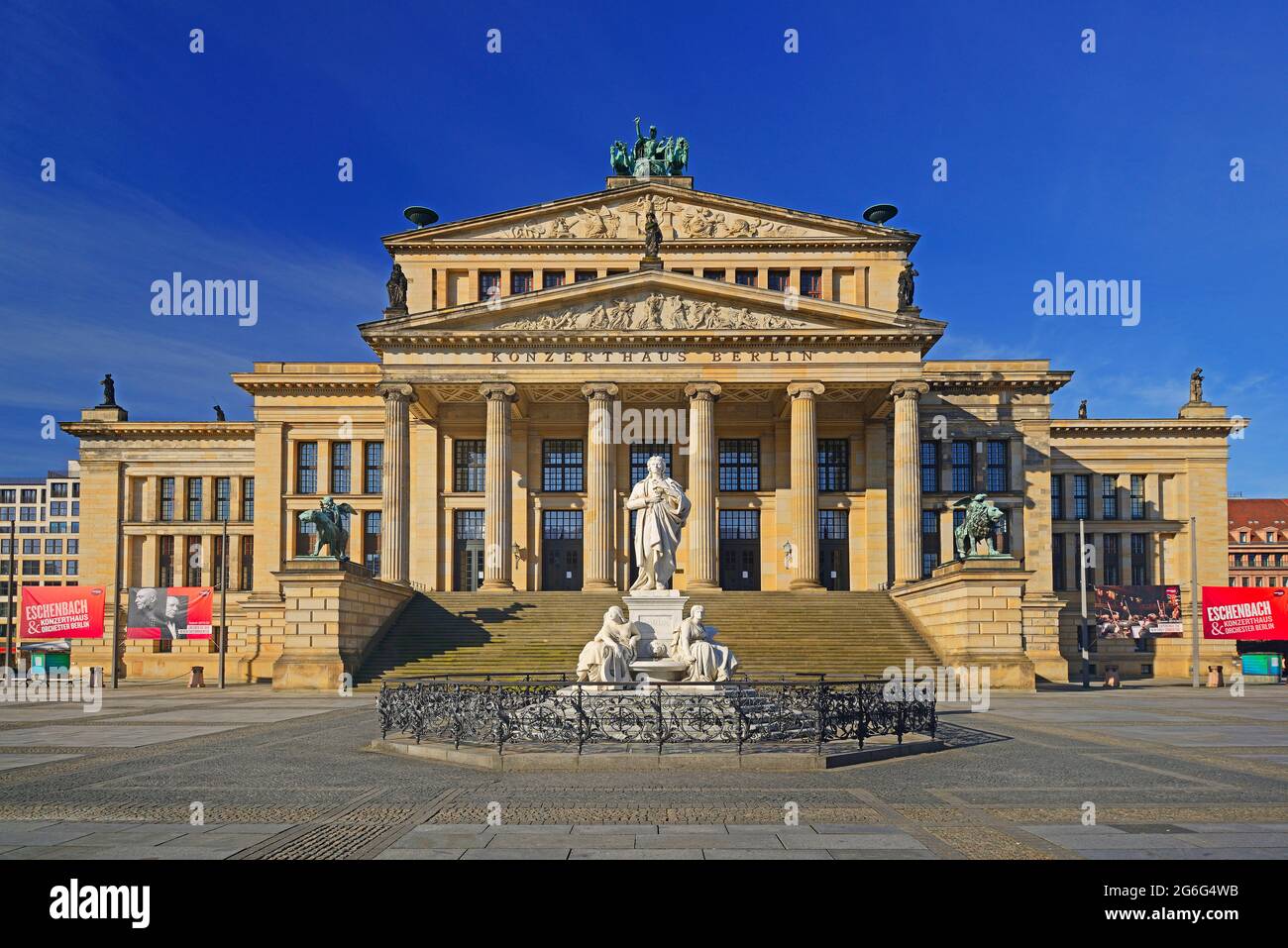 Theater, Konzerthaus Berlin mit Schiller-Denkmal am Gendarmenmarkt, Berlin-Mitte, Deutschland, Berlin Stockfoto