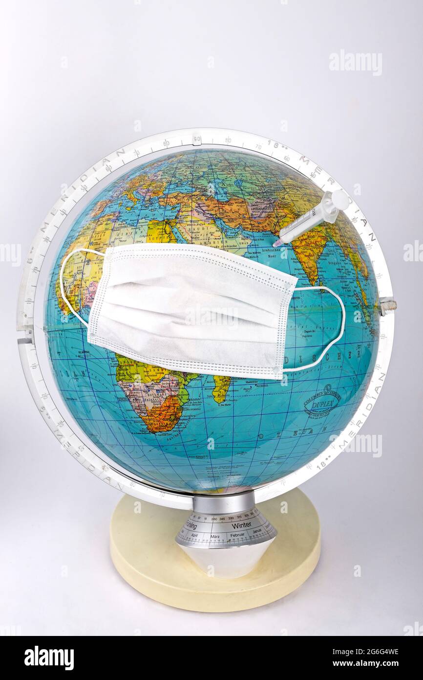 Globus mit FFP-OP-Maskenmassage Corona pandemie Stockfoto