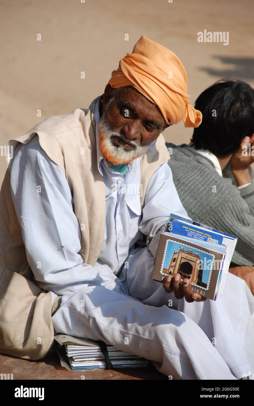 Alter Mann mit Bart und Turban bietet touristische Informationen über Fatehpur Sikri, Indien, Agra, Fatehpur Sikri Stockfoto