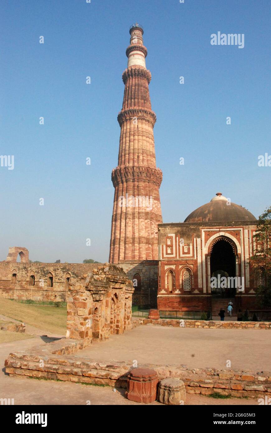 Qutb Minar und Alai Darwaza, der Eingang zur Quwwat-UL-Islam Moschee, Indien, Delhi, Delhi Stockfoto