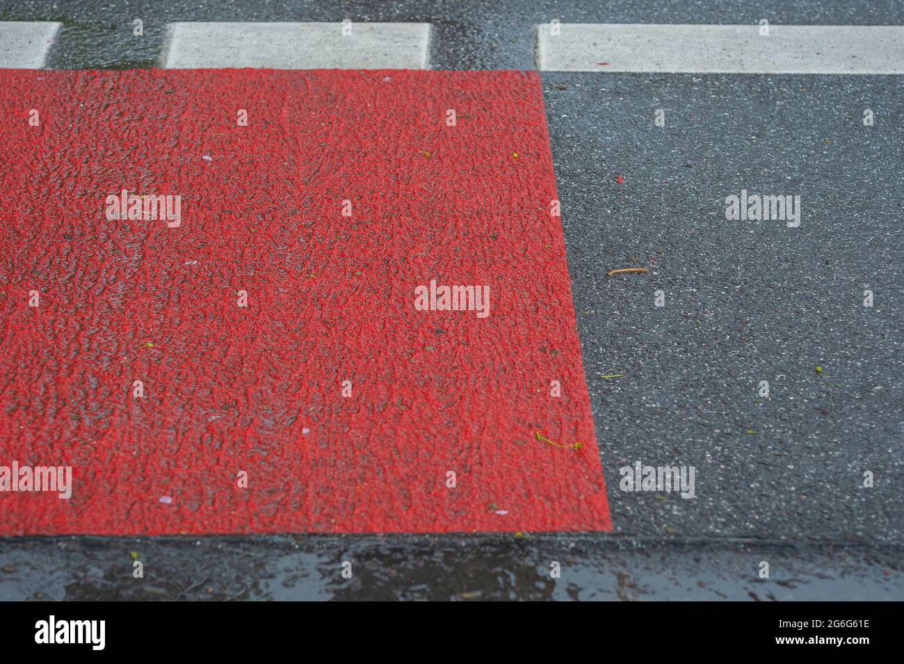 Neuer Radweg mit rot-weißen Markierungen an der Kreuzung Bleickenalle-Hohenzollernring, Deutschland, Hamburg Stockfoto
