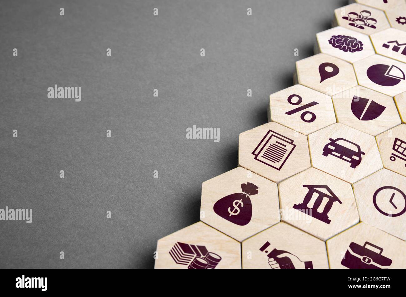 Sechsecke in Ordnung mit Geschäftsattributen. Tools für das Organisations- und Finanzmanagement und die Geschäftsentwicklung. Komponenten für ein erfolgreiches Unternehmen Stockfoto