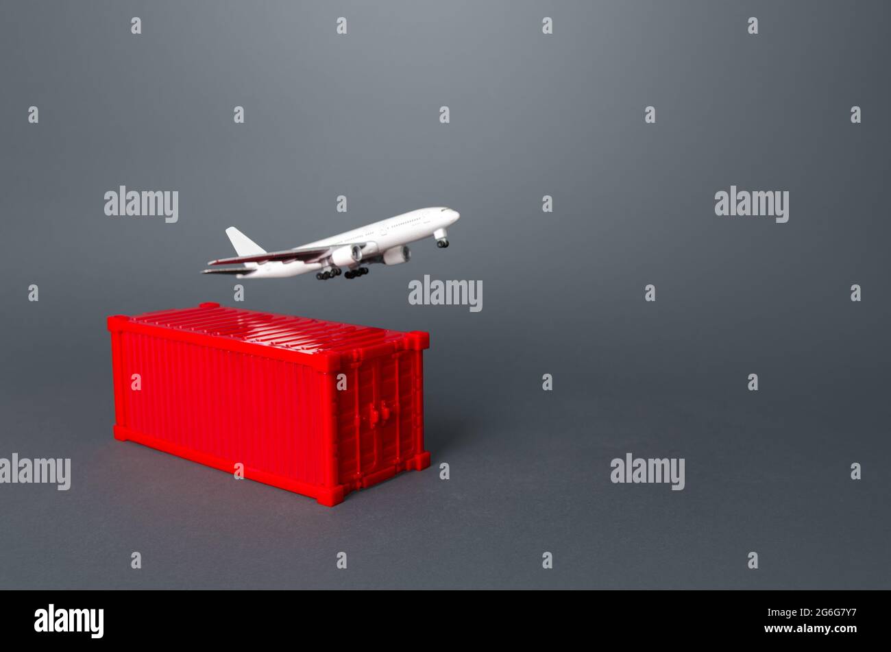 Frachtflugzeug über rotem Schiff Container. Dienstleistungen der Expresslieferung und Transport von Waren mit dem Flugzeug. Welthandel und Logistik. Business und Commer Stockfoto