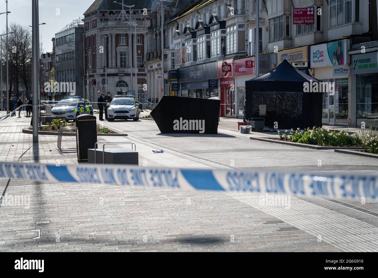 Beamte nahmen am Samstag kurz nach 20.30 Uhr am Beacon (Einkaufszentrum) Teil, nachdem eine Person eine Magenverwundung erlitten hatte, teilte die Polizei mit. Stockfoto