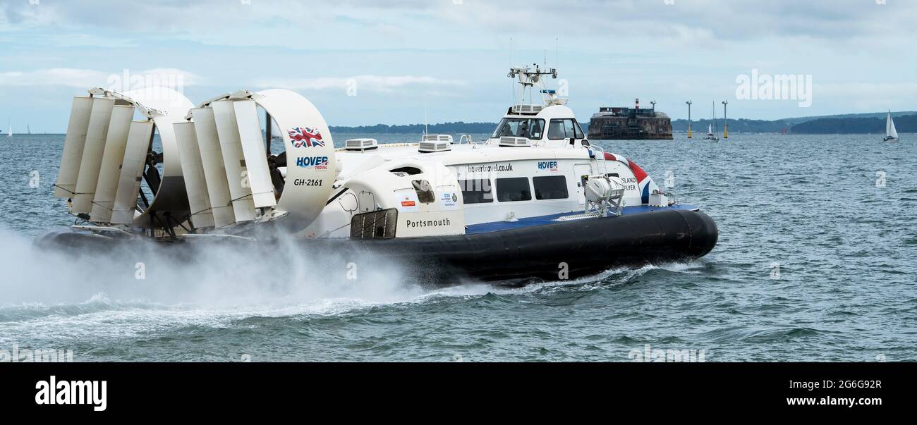 Southsea, Portsmouth, England, Großbritannien. Juli 2021. Passagierflugboot unterwegs auf der Solent Richtung Isle of Wight, Großbritannien. Stockfoto